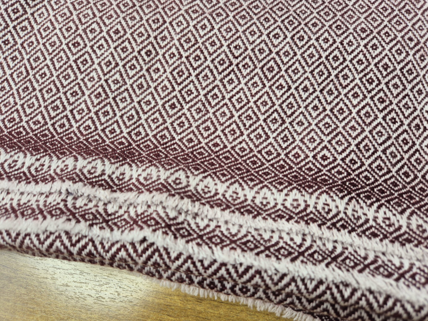 Handgewebter Stola in Terrakotta-Rot mit Rauten-Webmuster – LWH Nepal